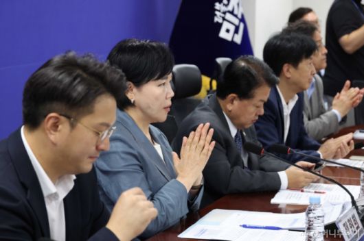 [서울=뉴시스] 조성봉 기자 = 전현희 더불어민주당 3대 특검 종합 대응특위 총괄 위원장을 비롯한 참석자들이 8일 서울 여의도 국회 의원회관에서 열린 특검 대응특위 전체 회의에서 박수를 치고 있다.  2025.09.08. suncho21@newsis.com /사진=조성봉