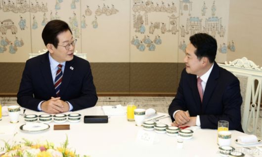 [서울=뉴시스] 최동준 기자 = 이재명 대통령이 8일 서울 용산 대통령실 청사에서 열린 여야 지도부 오찬 회동에서 장동혁 국민의힘 대표와 대화하고 있다. 2025.09.08. photocdj@newsis.com /사진=최동준