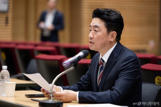 (서울=뉴스1) 이재명 기자 = 강훈식 대통령 비서실장이 28일 서울 용산 대통령실 청사에서 열린 기자간담회에서 발언을 하고 있다. 2025.8.28/뉴스1  Copyright (C) 뉴스1. All rights reserved. 무단 전재 및 재배포,  AI학습 이용 금지. /사진=(서울=뉴스1) 이재명 기자