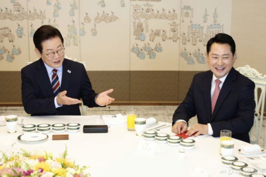 [서울=뉴시스] 최동준 기자 = 이재명 대통령이 8일 서울 용산 대통령실 청사에서 열린 여야 지도부 오찬 회동에서 장동혁 국민의힘 대표에게 발언을 권하고 있다. 2025.09.08. photocdj@newsis.com /사진=최동준