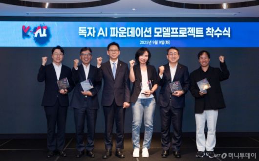 배경훈 과학기술정보통신부 장관이 9일 오후 서울 중구 르메르디앙 미드센츄리룸에서 열린 '독자 AI 파운데이션 모델 프로젝트 착수식' 에서 'K-AI' 앰블럼 수여식 및 기념촬영을 하고 있다. 왼쪽부터 임우형 LG AI연구원장, 김유원 네이버클라우드 대표, 배경훈 장관, 이연수 NC AI 대표, 유영상 SK텔레콤 대표, 김성훈 업스테이지 대표. / 사진제공=과기정통부