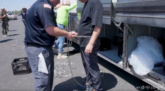 (서울=뉴스1) = 미국 이민세관단속국 ICE(U.S. Immigration and Customs Enforcement)가 조지아주 내 현대자동차그룹과 LG에너지솔루션 합작 배터리 공장 건설 현장의 한국인 직원 300여 명을 기습 단속·구금하는 영상을 공개했다. (ICE 홈페이지. 재판매 및 DB금지) 2025.9.6/뉴스1  Copyright (C) 뉴스1. All rights reserved. 무단 전재 및 재배포,  AI학습 이용 금지.