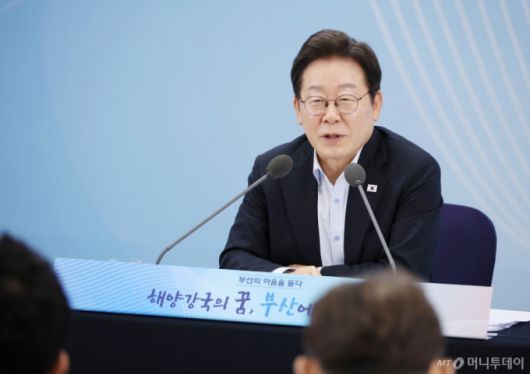 [부산=뉴시스] 최동준 기자 = 이재명 대통령이 25일 부산 부경대에서 열린 타운홀미팅 '부산의 마음을 듣다' 지역 주민 간담회에서 발언하고 있다. (대통령실통신사진기자단) 2025.07.25. photocdj@newsis.com /사진=최동준