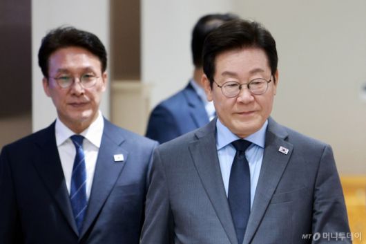 [서울=뉴시스] 고범준 기자 = 이재명 대통령이 9일 서울 용산 대통령실 청사에서 열린 제41회 국무회의에 입장하고 있다. 2025.09.09. bjko@newsis.com /사진=고범준