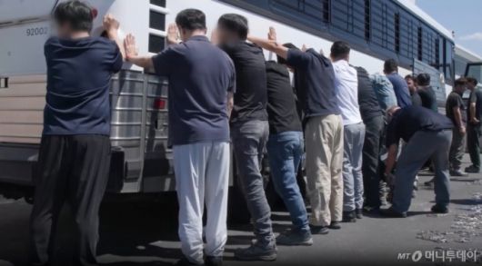 미국 이민당국이 지난 4일(현지시간) 조지아주 현대차그룹-LG에너지솔루션의 합작 배터리 공장 건설현장에서 벌인 불법체류·고용 단속 현장 영상을 홈페이지를 통해 공개했다. / 사진=미국 이민세관단속국(ICE)