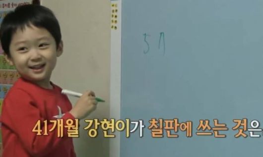 백군은 2016년 생후 41개월 당시 '영재 발굴단'에 출연해 화제를 모았다. 그는 당시 피아노, 작곡, 수학 등에서 뛰어난 능력을 보였고 특히 3살에 일차방정식, 4살에 이차방정식을 풀었다고 밝혀 놀라움을 안겼다./사진=SBS '영재발굴단'