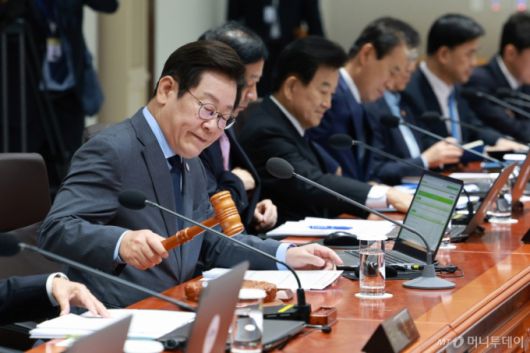 [서울=뉴시스] 고범준 기자 = 이재명 대통령이 9일 서울 용산 대통령실 청사에서 열린 제41회 국무회의에서 의사봉을 두드리며 개회 선언을 하고 있다. 2025.09.09. bjko@newsis.com /사진=고범준