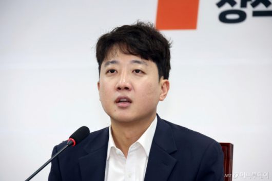 [서울=뉴시스] 김금보 기자 = 이준석 개혁신당 대표가 8일 오전 서울 여의도 국회에서 열린 최고위원회의에서 발언을 하고 있다. 2025.09.08. kgb@newsis.com /사진=김금보