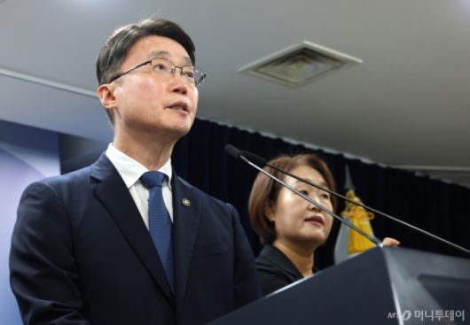 (서울=뉴스1) 임세영 기자 = 류제명 과학기술정보통신부 제2차관이 10일 서울 종로구 정부서울청사에서 KT 고객 무단 소액결제 침해사고 관련 브리핑을 하고 있다.  2025.9.10/뉴스1  Copyright (C) 뉴스1. All rights reserved. 무단 전재 및 재배포,  AI학습 이용 금지. /사진=(서울=뉴스1) 임세영 기자