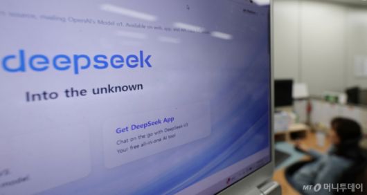 정부 부처들이 지난 2월 개인정보 유출 이슈로 중국 인공지능 딥시크(Deepseek) 접속 차단에 나선 모습/사진=뉴시스