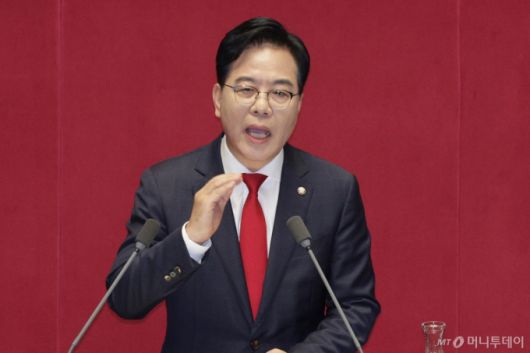 (서울=뉴스1) 신웅수 기자 = 송언석 국민의힘 원내대표가 10일 오전 서울 여의도 국회에서 열린 제429회국회(정기회) 제3차 본회의에서 국정에 관한 교섭단체 대표연설을 하고 있다. 2025.9.10/뉴스1  Copyright (C) 뉴스1. All rights reserved. 무단 전재 및 재배포,  AI학습 이용 금지. /사진=(서울=뉴스1) 신웅수 기자