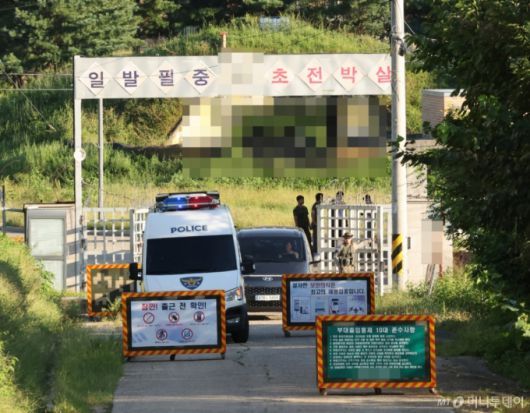 10일 오후 훈련 중 폭발 사고가 일어난 경기도 파주시 육군 모 부대에서 경찰차량이 나오고 있다. / 사진=뉴시스