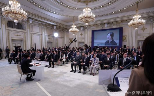 [서울=뉴시스] 고범준 기자 = 이재명 대통령이 11일 청와대 영빈관에서 열린 취임 100일 기자회견 '회복을 위한 100일, 미래를 위한 성장'에서 취재진 질문을 듣고 있다. 2025.09.11. bjko@newsis.com /사진=고범준