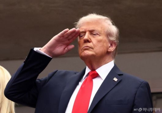 (뉴욕 로이터=뉴스1) 류정민 특파원 = 7일(현지시간) 도널드 트럼프 미국 대통령이 뉴욕 퀸스에 위치한 USTA 빌리 진 킹 내셔널 테니스 센터의 아서 애시 스타디움에서 열린 US오픈 테니스 대회 남자 단식 결승전에 앞서 미국 국가가 연주되자 거수경례를 하고 있다. 2025.09.07.  ⓒ 로이터=뉴스1  Copyright (C) 뉴스1. All rights reserved. 무단 전재 및 재배포,  AI학습 이용 금지.