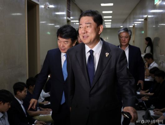 [서울=뉴시스] 김금보 기자 = 김병기(오른쪽) 더불어민주당 원내대표와 문진석 원내운영수석부대표가 10일 오후 서울 여의도 국회에서 송언석 국민의힘 원내대표와 회동을 위해 운영위원장실로 향하고 있다. 2025.09.10. kgb@newsis.com /사진=김금보