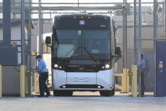 10일(현지 시간) 미국 조지아주 포크스턴 이민세관단속국(ICE) 구금시설에서 버스가 이동하고 있다. 정부에 따르면 11일 정오 한국인 316명 등 총 330명이 전세기에 탑승해 귀국할 예정이다./AP=뉴시스