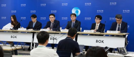 박종우 한국은행 부총재보가 11일 서울 중구 한국은행에서 열린 통화신용정책보고서(2025년 9월) 기자설명회에서 발언하고 있다. 왼쪽부터 이지은 경기동향팀장, 박영환 정책기획부장, 박 부총재보, 최창호 통화정책국장, 박충원 정책협력팀장, 유재현 국제기획부장. /사진제공=한국은행