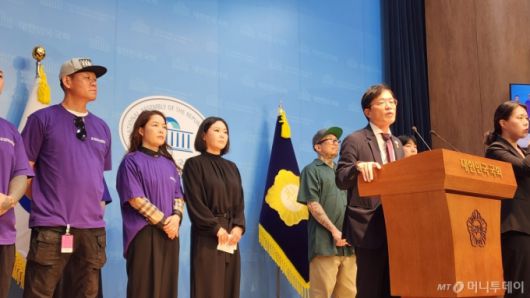 11일 국회 본회의(2시)가 열리기 20분 전, 박주민(발언자) 국회 보건복지위원장(더불어민주당)이 대한문신사중앙회 회원들과 국회 소통관에서 기자회견을 열며 "문신사법의 국회 본회의 상정이 방금 무산됐다"며 "신속하게 통과되도록 다시 한번 노력하겠다"고 언급하고 있다. /사진=정심교 기자