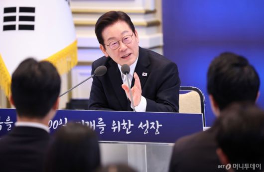 [서울=뉴시스] 고범준 기자 = 이재명 대통령이 11일 청와대 영빈관에서 열린 취임 100일 기자회견 '회복을 위한 100일, 미래를 위한 성장'에서 발언하고 있다. (대통령실통신사진기자단) 2025.09.11. bjko@newsis.com /사진=