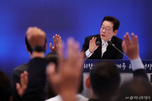 (로이터=뉴스1) = 이재명 대통령이 11일 청와대 영빈관에서 '회복을 위한 100일, 미래를 위한 성장'을 주제로 열린 취임 100일 기자회견에서 기자들의 질문에 답변하고 있다.  ⓒ 로이터=뉴스1  Copyright (C) 뉴스1. All rights reserved. 무단 전재 및 재배포,  AI학습 이용 금지. /사진=(로이터=뉴스1)