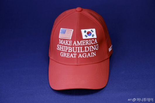 [서울=뉴시스] 최동준 기자 = 대통령실이 3일 서울 용산 청사에서 한미 관세협상에서 쓰였던 '마스가 모자'를 공개하고 있다.  '마스가(MASGA·Make America Shipbuilding Great Again)'는 한국이 미국에 제안한 미국 조선업 부흥 캠페인으로 이번 협상의 주요 카드로 쓰였다. 2025.08.03.