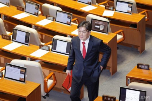 (서울=뉴스1) 신웅수 기자 = 권성동 국민의힘 의원이 11일 오후 서울 여의도 국회에서 열린 제429회국회(정기회) 제4차 본회의에서 자신에 대한 체포동의안에 투표를 마친 후 본회의장을 나서고 있다. 2025.9.11/뉴스1  Copyright (C) 뉴스1. All rights reserved. 무단 전재 및 재배포,  AI학습 이용 금지. /사진=(서울=뉴스1) 신웅수 기자