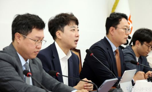 [서울=뉴시스] 김금보 기자 = 이준석 개혁신당 대표가 8일 오전 서울 여의도 국회에서 열린 최고위원회의에서 발언을 하고 있다. 2025.09.08. kgb@newsis.com /사진=김금보