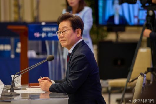 (서울=뉴스1) 허경 기자 = 이재명 대통령이 3일 서울 청와대 영빈관에서 열린 ‘대통령의 30일, 언론이 묻고 국민에게 답하다’ 기자회견에서 기자들의 질문을 경청하고 있다. (대통령실 제공. 재판매 및 DB 금지) 2025.7.3/뉴스1  Copyright (C) 뉴스1. All rights reserved. 무단 전재 및 재배포,  AI학습 이용 금지. /사진=(서울=뉴스1) 허경 기자