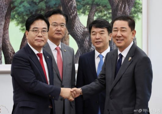 [서울=뉴시스] 김금보 기자 = 송언석(왼쪽) 국민의힘 원내대표와 김병기 더불어민주당 원내대표가 10일 오후 서울 여의도 국회에서 악수를 하고 있다. 왼쪽부터 국민의힘 송 원내대표와 유상범 원내운영수석부대표, 더불어민주당 문진석 원내운영수석부대표와 김 원내대표. 2025.09.10. kgb@newsis.com /사진=김금보