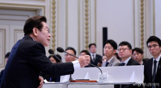 [서울=뉴시스] 고범준 기자 = 이재명 대통령이 11일 청와대 영빈관에서 열린 취임 100일 기자회견 '회복을 위한 100일, 미래를 위한 성장'에서 발언하고 있다. 2025.09.11. bjko@newsis.com /사진=고범준