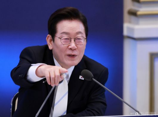 [서울=뉴시스] 고범준 기자 = 이재명 대통령이 11일 청와대 영빈관에서 열린 취임 100일 기자회견 '회복을 위한 100일, 미래를 위한 성장'에서 취재진 질문을 받고 있다. 2025.09.11. bjko@newsis.com /사진=고범준