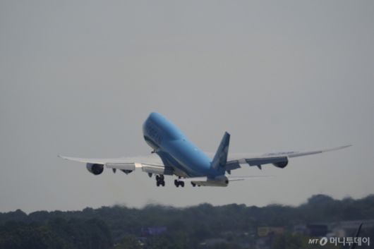 11일(현지시간) 미국 조지아주 애틀랜타 하츠필드-잭슨 국제공항에서 미국 이민 당국의 단속으로 체포됐다 석방된 현대차-LG엔솔 한국인 근로자 300여 명이 탑승한 전세기가 이륙하고 있다. / AP=뉴시스