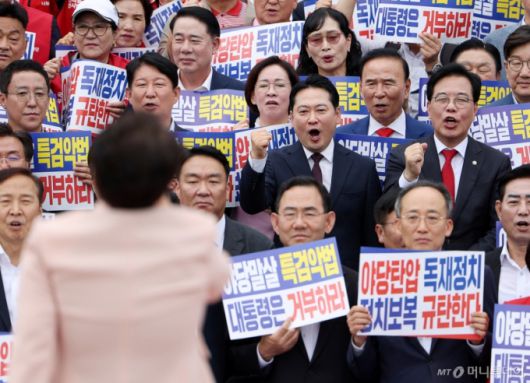 [서울=뉴시스] 김명년 기자 = 장동혁 국민의힘 당 대표와 송언석 원내대표가 12일 오후 서울 여의도 국회에서 열린 '야당탄압 독재정치 규탄대회'에서 구호를 외치고 있다. 2025.09.12. kmn@newsis.com /사진=김명년