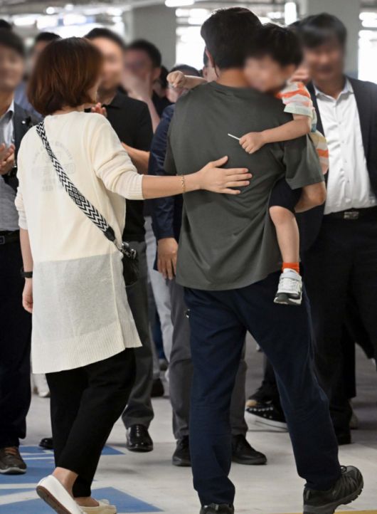 미국 이민당국에 의해 체포됐던 한국인 300여 명이 12일 인천국제공항 제2여객터미널을 통해 귀국해 가족들과 상봉하고 있다. (공동취재) /사진=뉴시스