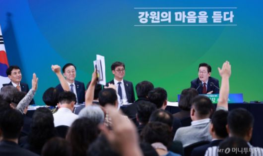 [춘천=뉴시스] 고범준 기자 = 이재명 대통령이 12일 강원 춘천시 강원창작개발센터에서 열린 '강원의 마음을 듣다' 타운홀 미팅에서 참석자들의 질문을 받고 있다. 2025.09.12. bjko@newsis.com /사진=고범준