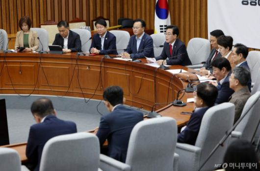 [서울=뉴시스] 김명년 기자 = 송언석 국민의힘 원내대표가 12일 오전 서울 여의도 국회에서 열린 원내대책회의에서 발언하고 있다. 2025.09.12. kmn@newsis.com /사진=김명년