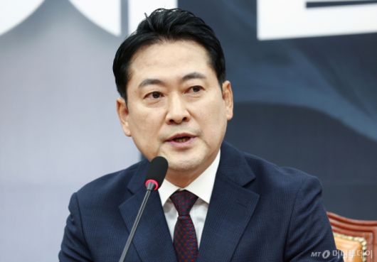 (서울=뉴스1) 김민지 기자 = 장동혁 국민의힘 대표가 11일 오후 서울 여의도 국회에서 이재명 대통령 취임 100일 기자회견 관련 입장 발표를 하고 있다. 2025.9.11/뉴스1  Copyright (C) 뉴스1. All rights reserved. 무단 전재 및 재배포,  AI학습 이용 금지. /사진=(서울=뉴스1) 김민지 기자