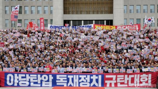[서울=뉴시스] 김명년 기자 = 12일 오후 서울 여의도 국회에서 열린 '야당탄압 독재정치 규탄대회'에서 참석자들이 구호를 외치고 있다. 2025.09.12. kmn@newsis.com /사진=김명년