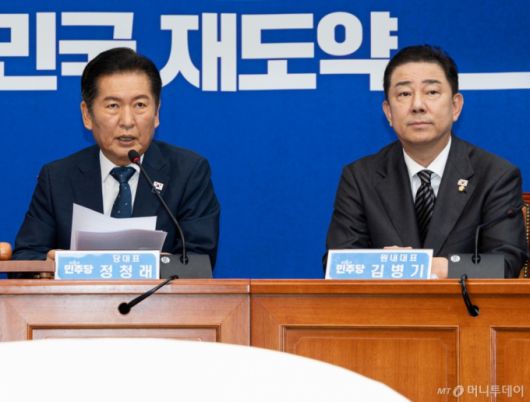 (서울=뉴스1) 이승배 기자 = 정청래 더불어민주당 대표가 12일 서울 여의도 국회에서 열린 최고위원회의에서 발언을 하고 있다. 김병기 원내대표가 정 대표의 발언을 듣고 있다. 2025.9.12/뉴스1  Copyright (C) 뉴스1. All rights reserved. 무단 전재 및 재배포,  AI학습 이용 금지. /사진=(서울=뉴스1) 이승배 기자