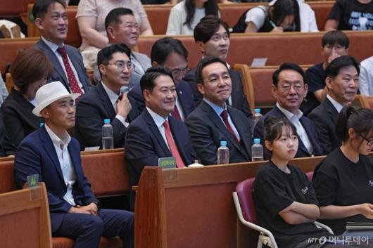 [서울=뉴시스] 고승민 기자 = 장동혁 국민의힘 대표가 14일 부산 강서구 세계로교회에서 예배를 하고 있다. (사진=국민의힘 제공) 2025.09.14. photo@newsis.com *재판매 및 DB 금지 /사진=고승민