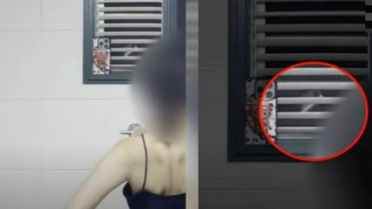 운동 후 화장실 거울로 몸매를 확인하던 여성이 창문 틈으로 자신을 촬영하는 낯선 핸드폰을 발견했다는 사연이 전해졌다. /사진=JTBC '사건반장' 캡처