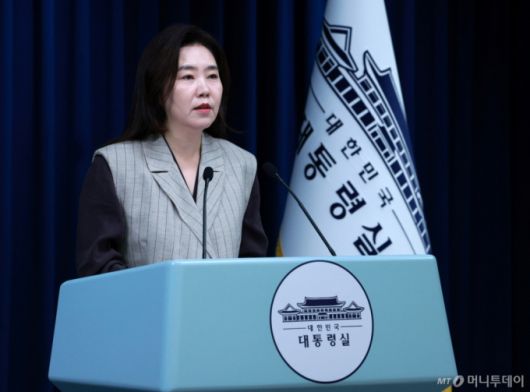 [서울=뉴시스] 고범준 기자 = 강유정 대변인이 15일 서울 용산 대통령실 청사에서 핵심규제 합리화 전략회의 관련 브리핑을 하고 있다. 2025.09.15. bjko@newsis.com /사진=고범준