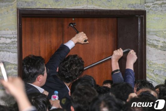 2019년 4월 26일 새벽 국회에서 더불어민주당 당직자들이 패스트트랙 지정안건 법안제출을 위해 자유한국당 당직자들이 점거 중인 의안과 진입을 시도하고 있다. /사진=뉴스1.