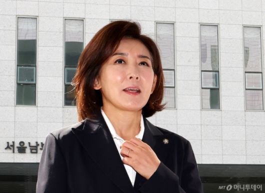 (서울=뉴스1) 박지혜 기자 = 나경원 국민의힘 의원이 15일 서울 양천구 남부지법에서  열린 '지난 2019년 벌어진 국회 패스트트랙(신속처리안건) 충돌 사건' 1심 결심 공판에 출석하고 있다.  2025.9.15/뉴스1  Copyright (C) 뉴스1. All rights reserved. 무단 전재 및 재배포,  AI학습 이용 금지. /사진=(서울=뉴스1) 박지혜 기자