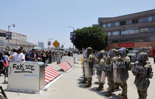 (로스앤젤레스 로이터=뉴스1) 류정민 특파원 = 미국 캘리포니아주 로스앤젤레스(LA)에서 발생한 불법 이민자 단속 및 추방 작전에 반대하는 시위에 대응하기 위해 도널드 트럼프 미국 대통령이 배치를 명령한 캘리포니아 주방위군이 6월8일(현지시간) 시위대와 대치하고 있다. /로이터=뉴스1