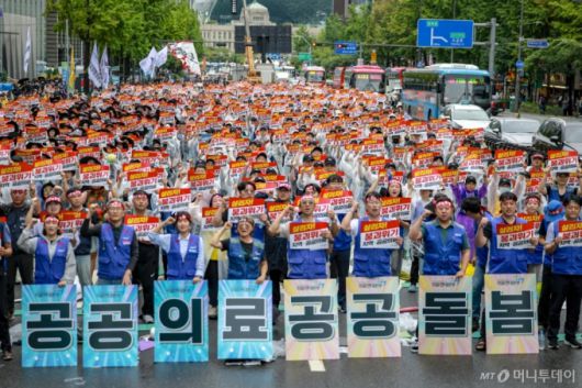 [서울=뉴시스] 정병혁 기자 = 17일 서울 중구 세종대로에서 열린 공공운수노조 의료연대본부 공동파업대회에서 참석자들이 구호를 외치고 있다. 2025.09.17. jhope@newsis.com /사진=정병혁