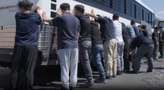 [서울=뉴시스] = 미국 이민 단속 당국이 홈페이지를 통해 지난 4일(현지시간) 조지아주 현대차그룹-LG에너지솔루션의 합작 배터리 공장 건설현장에서 벌인 불법체류·고용 단속 현장 영상을 홈페이지를 통해 공개했다. /사진= ICE 홈페이지 영상 캡쳐