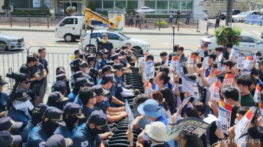 국립대병원 노조원들이 18일 이들이 요구안에 각자의 이름을 적은 서명지를 대통령실에 제출하기 위해 행진하는 과정에서 경찰병력과 대치하고 있다. /사진=정심교 기자