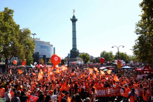 CFDT 노동조합기를 든 시위자들이 18일(현지시간) 파리 바스티유 광장에 모여 정부와 차기 예산 삭감에 반대하는 전국적인 총파업 과 시위의 일환으로 시위를 벌이고 있다. /로이터=뉴스1