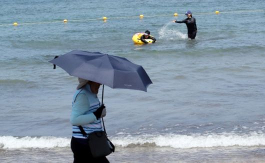 폭염이 이어진 지난 7월3일 제주시 삼양해수욕장에서 피서객들이 무더위를 쫓고 있다. /사진=뉴스1.